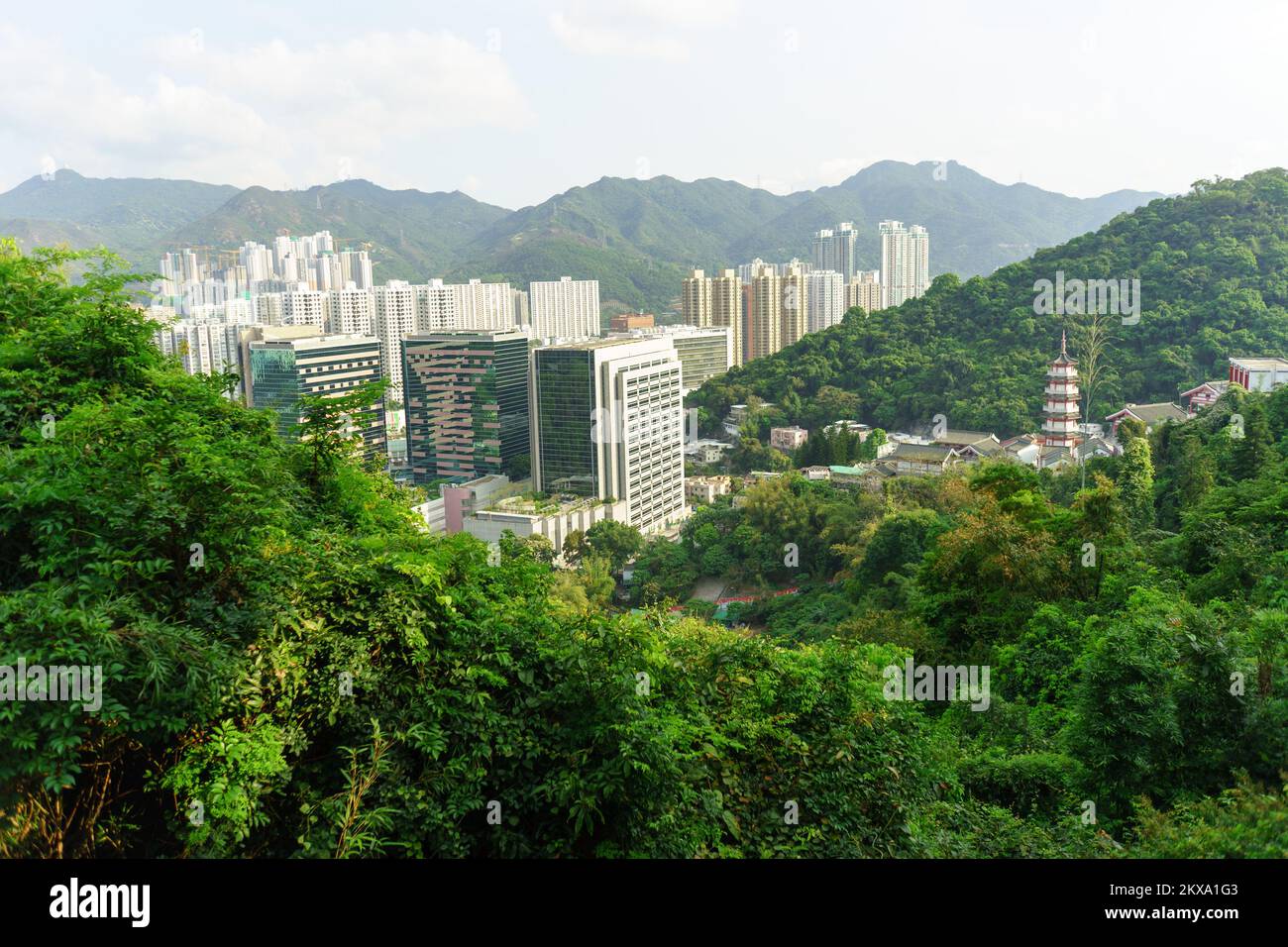 HONG KONG - 17 AVRIL 2015 : vue sur Sha Tin depuis la colline. SHA Tin, également spelt Shatin, est une région autour de la rivière Shing Mun dans les nouveaux Territoires de Banque D'Images
