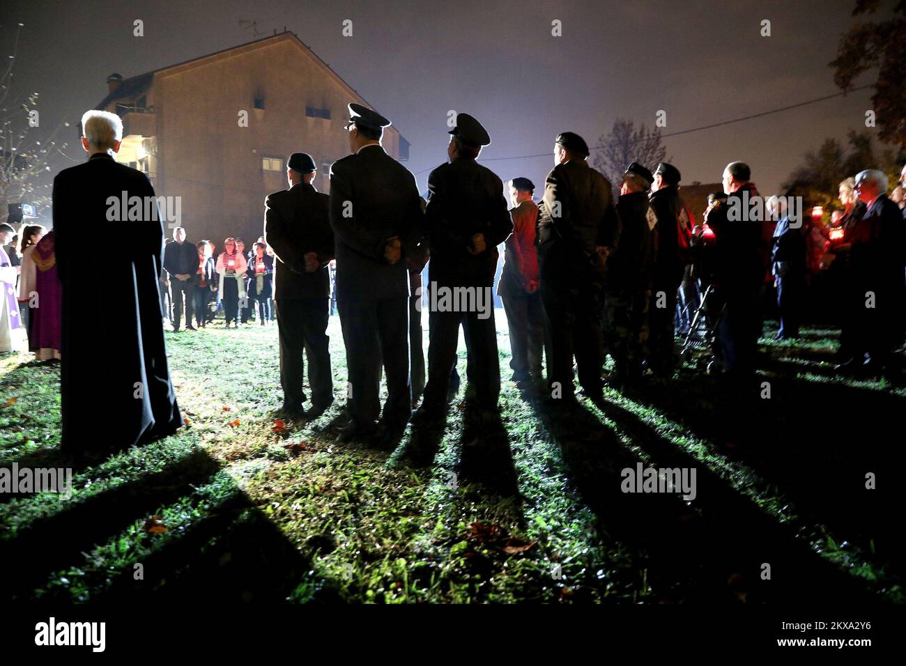 02.11.2018., Croatie, Zagreb - paroissiens de Saint Léopold Bogdan Mandic dans le Dubrava de Zagreb et le fidèle quartier urbain Gornja Dubrava au cours de la dernière décennie ou traditionnel le jour de tous les souls, 2 novembre, Retrouvez sur le site des fosses communes encore décentes et non marquées dans la rue Ljubija où ils ont enterré des victimes innocentes du régime communiste brutalement assassinées à l'époque des guerriers en 1945, et prie pour les âmes de toutes les victimes. Selon les déclarations des témoins dans les tranchées, au moins 100 victimes ont été enterrées. A Messe, procession et prière les représentants des quartiers locaux et urbains de Gorn Banque D'Images