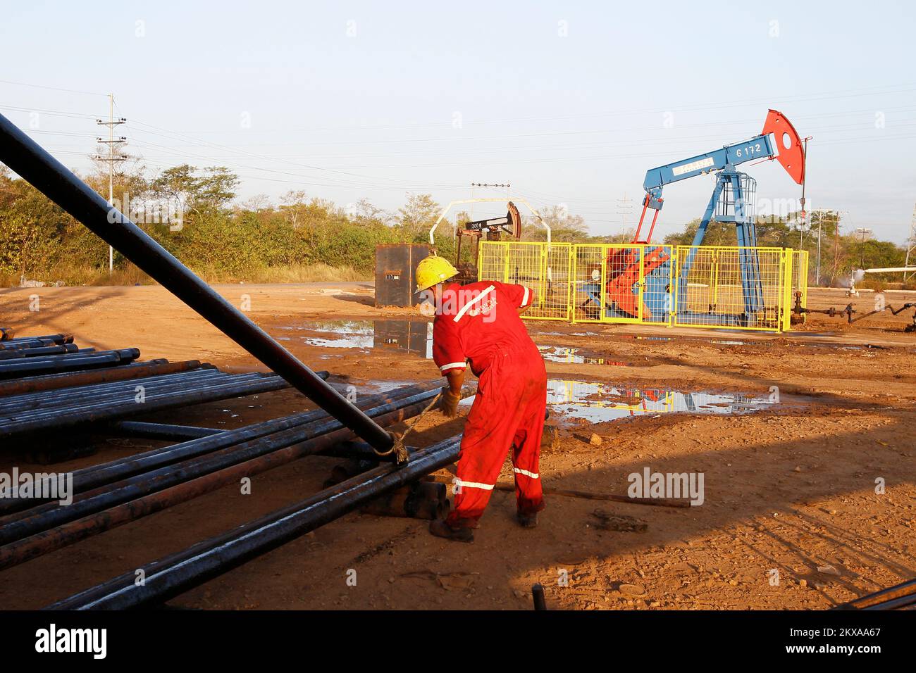 Des travailleurs de la Compagnie pétrolière nationale du Venezuela forent un puits de pétrole brut dans un champ pétrolier. © JOSE ISAAC BULA URRUTIA. Banque D'Images