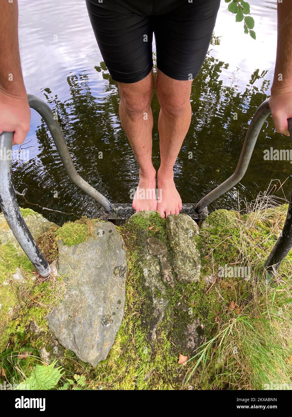 Homme natation d'eau froide Banque D'Images