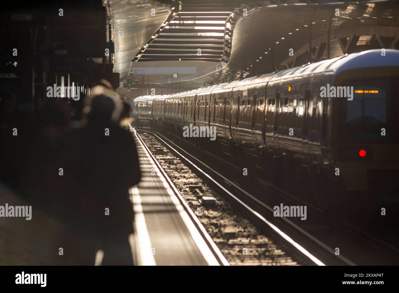 London Bridge est un terminus ferroviaire central de Londres et une station de métro de Londres reliée à Southwark, au sud-est de Londres. Il occupe une grande zone sur trois niveaux immédiatement au sud-est du London Bridge, d'où il prend son nom. La gare principale est la plus ancienne gare ferroviaire de la zone tarifaire 1 de Londres et l'une des plus anciennes au monde ayant ouvert ses portes en 1836. C'est l'une des deux principales lignes termini de Londres au sud de la Tamise (l'autre étant Waterloo) et est la quatrième station la plus achalandée de Londres, qui traite plus de 50 millions de passagers par an. Banque D'Images