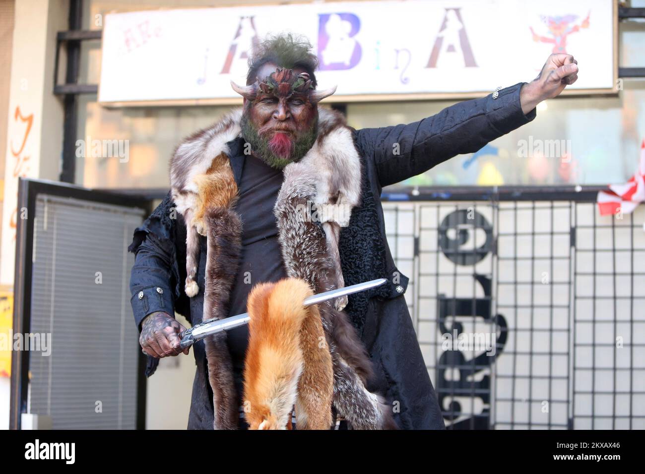 05.03.2019., Karlovac, Croatie - Tomislav Pudina, le célèbre coiffeur a été masqué pour les 12th années consécutives pendant les jours de carnaval. Cette fois, il était masqué himselfe dans Viking et a changé son salon de coiffure pour un café. Jusqu'à présent, elle a déjà masqué BeetleJuice, un peintre et divers personnages populaires. Photo: Kristina Stedul Fabac/PIXSELL Banque D'Images