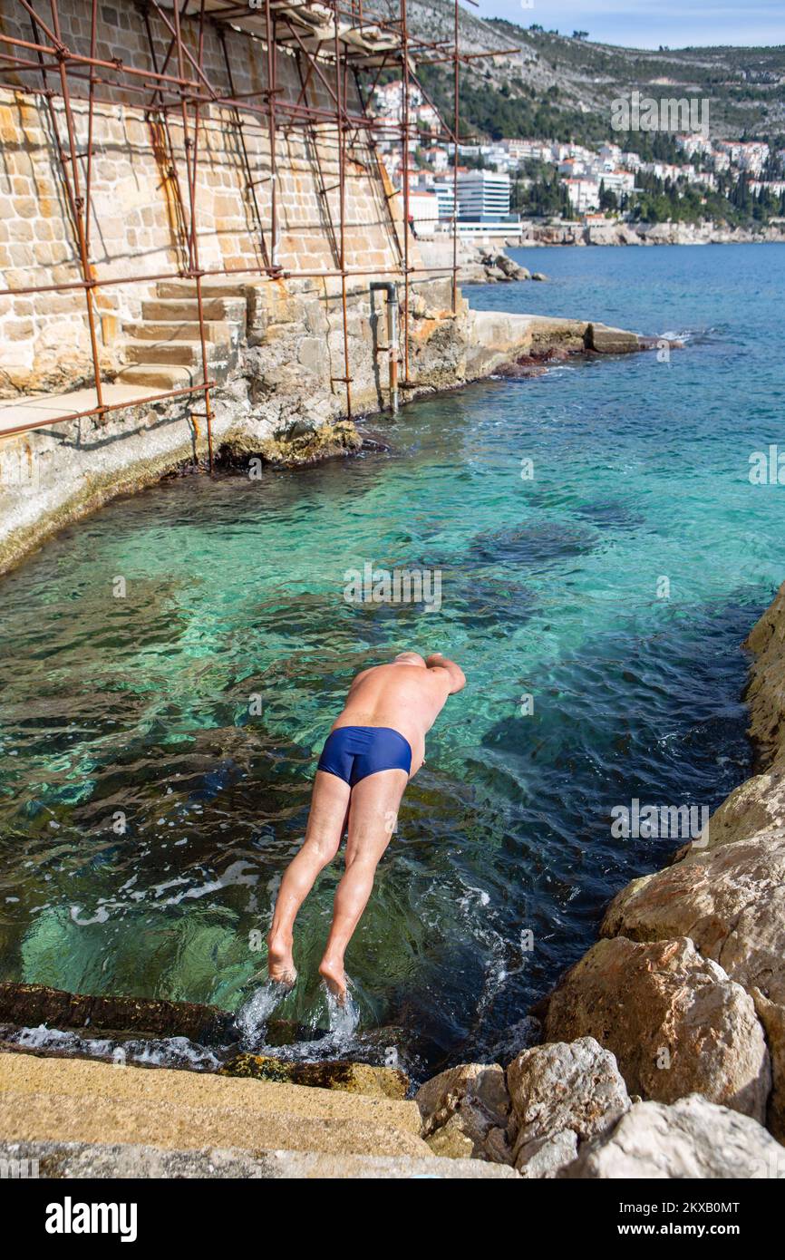 13.03.2019., Dubrovnik, Croatie - la température de la mer à 14 degrés n'a pas découragé les clients de la ville de sauter dans la mer. Photo: Grgo Jelavic/PIXSELL Banque D'Images