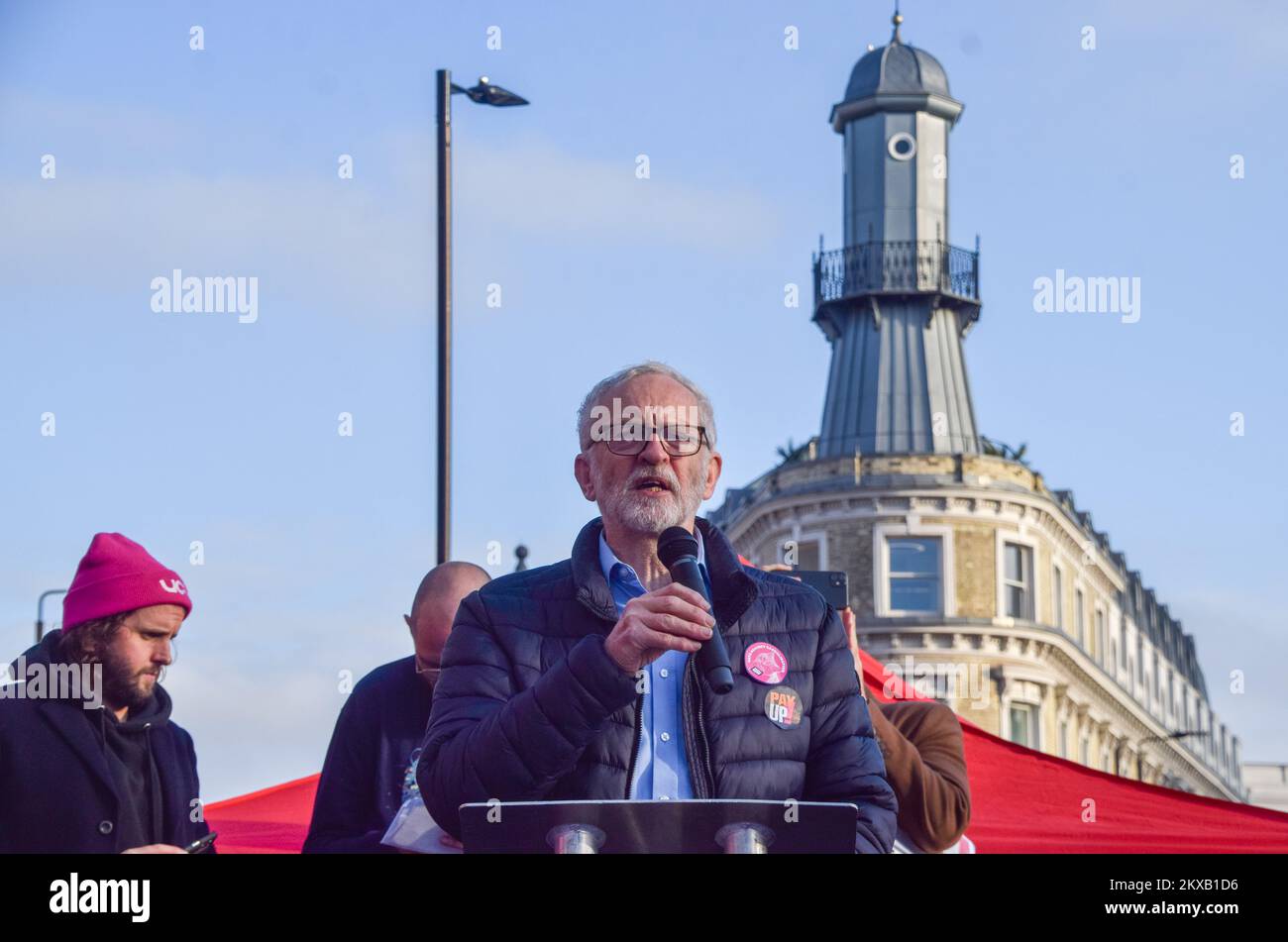 Londres, Royaume-Uni. 30th novembre 2022. L'ancien leader travailliste Jeremy Corbyn prononce un discours. Des milliers de personnes se sont rassemblées à l'extérieur de la gare de King's Cross pour un rassemblement à l'appui des grèves universitaires. L'UCU (University and College Union) a organisé la plus grande sortie par le personnel universitaire et universitaire du Royaume-Uni à ce jour, dans un conflit sur les salaires, les pensions et les conditions de travail. Credit: Vuk Valcic/Alamy Live News Banque D'Images