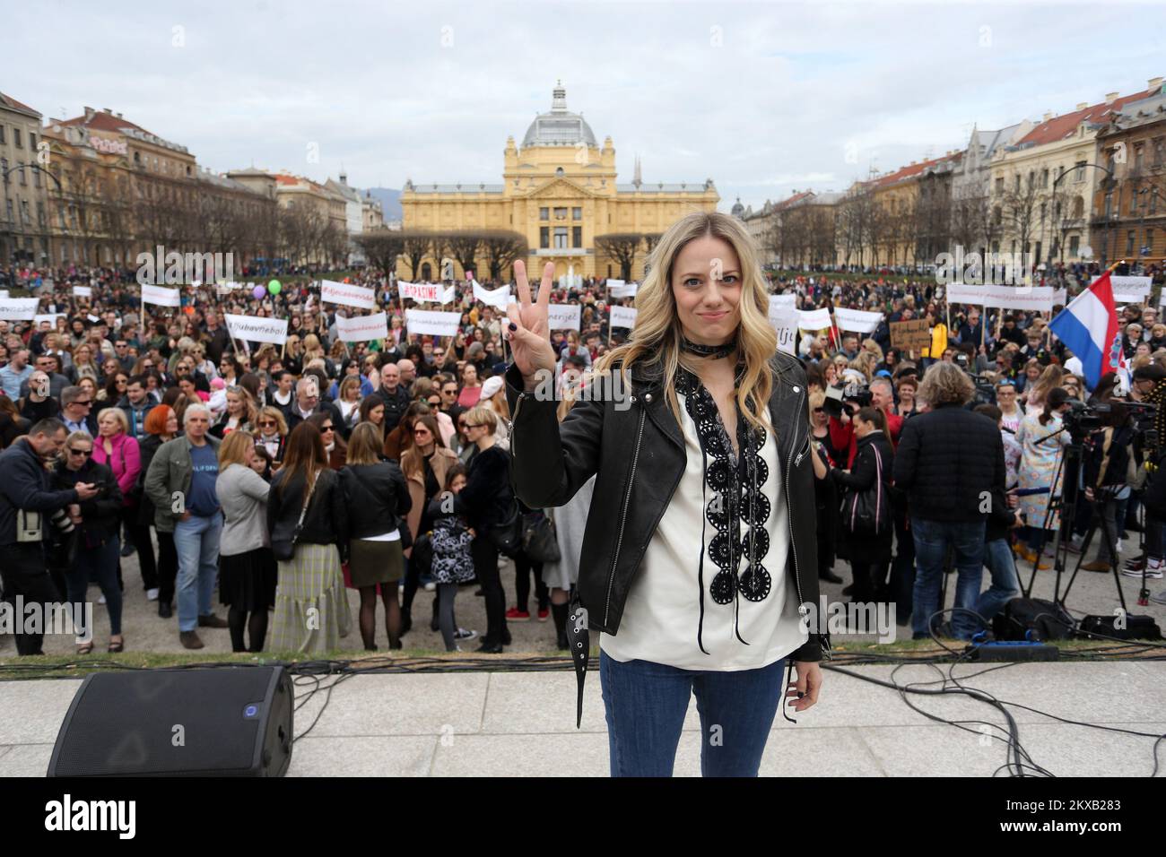 16.03.2019., place du roi Tomislav. Zagreb, Croatie - les partisans du mouvement du réseau social #spasime (#saveme) chantent lors d'une manifestation contre la violence domestique. Organisateur de la campagne #Spasime (#Saveme), actrice et producteur croate Jelena Veljaca. Photo: Dalibor Urukalovic/PIXSELL Banque D'Images