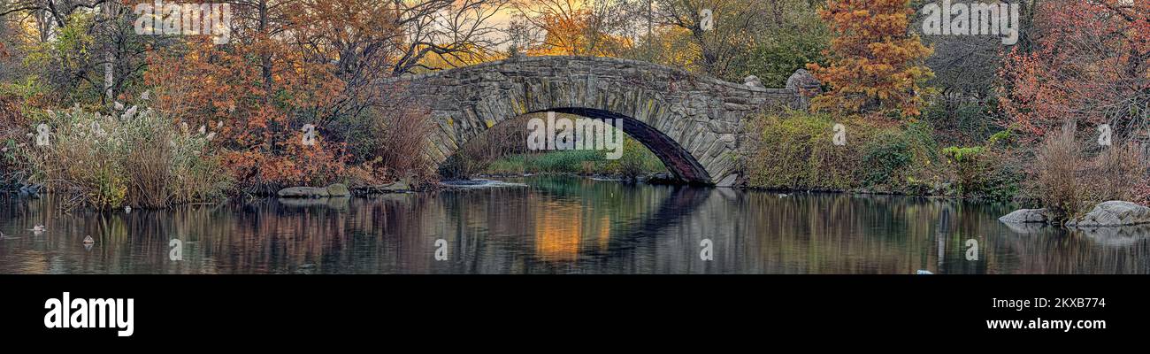 Gapstow Bridge dans Central Park à la fin de l'automne, tôt le matin par temps nuageux Banque D'Images