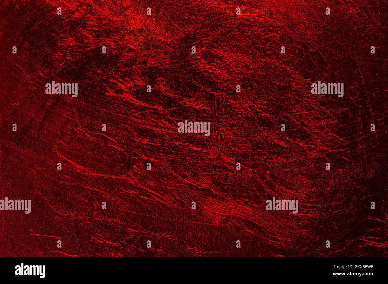 Film plastique métallique brillant, arrière-plan rouge foncé, avec surface structurée aléatoire. Banque D'Images