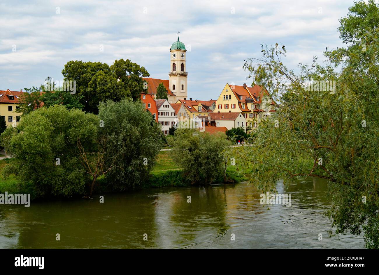 Une vue panoramique de l'ancienne ville bavaroise de Ratisbonne avec sa belle abbaye de Saint Emmeram et ses maisons anciennes le jour du printemps (Bavière, Allemagne) Banque D'Images