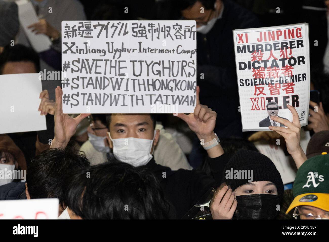 Tokyo, Japon. 30th novembre 2022. Les Tokyoïtes, les Hong Kongers, les Taïwanais, les Uyghours et les dissidents chinois protestent devant la station Shinjuku contre le président Xi Jinping et la politique draconienne zéro-COVID du Parti communiste chinois (PCC) au pouvoir. (Image de crédit : © Taidgh Barron/ZUMA Press Wire) Banque D'Images