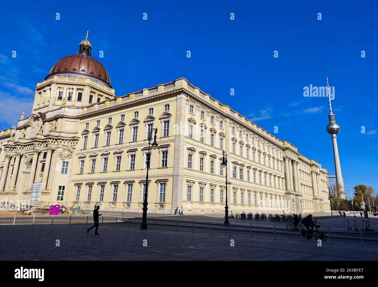 Vue de façade du Forum Humboldt dans le Palais de Berlin reconstruit à Berlin, Allemagne. Vue depuis Schlossplatz. Tour de télévision de Berlin en arrière-plan Banque D'Images