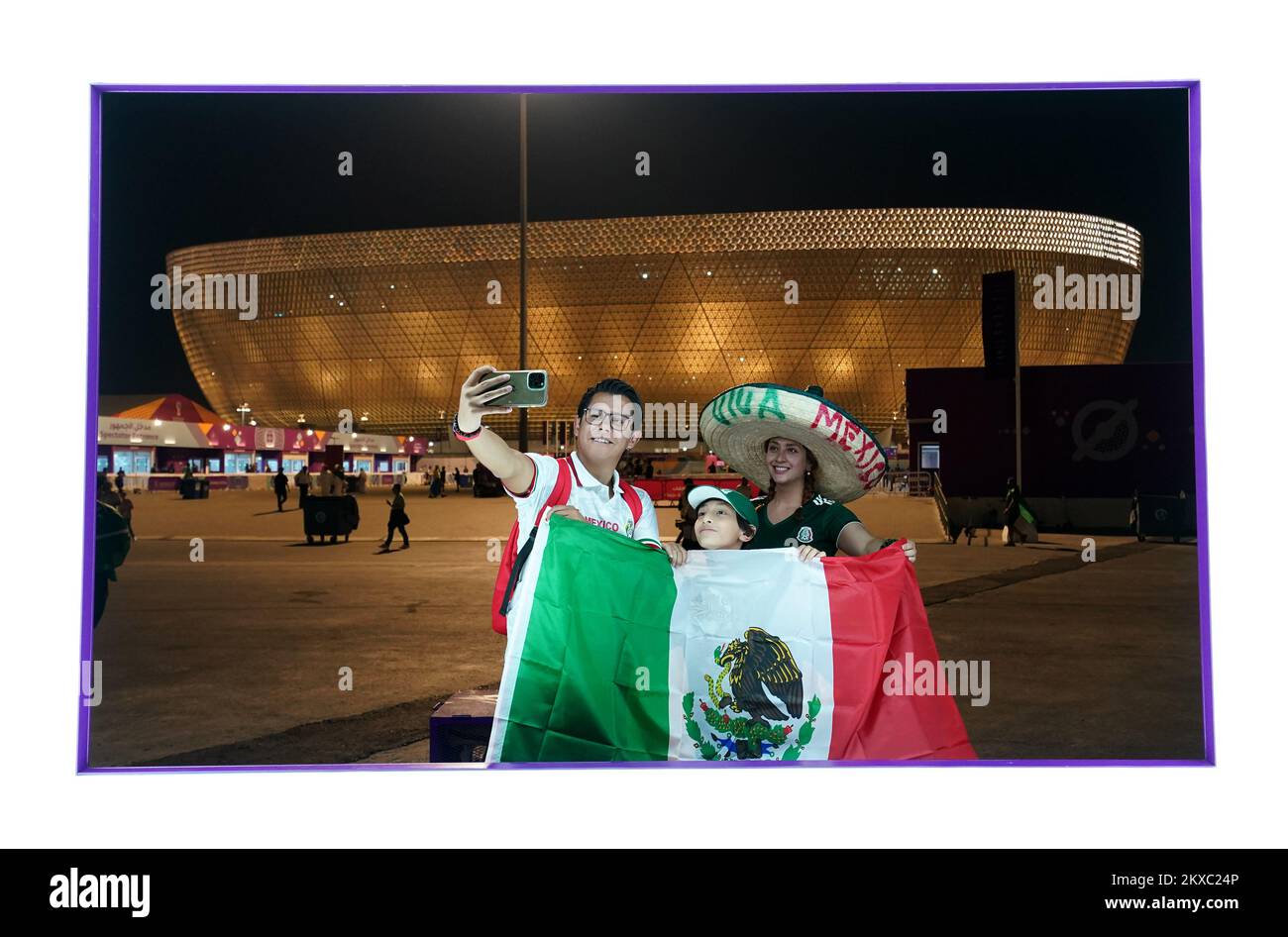 Les fans du Mexique prennent une photo à l'extérieur avant le match de la coupe du monde de la FIFA du groupe C au stade Lusail à Lusail, au Qatar. Date de la photo: Mercredi 30 novembre 2022. Banque D'Images