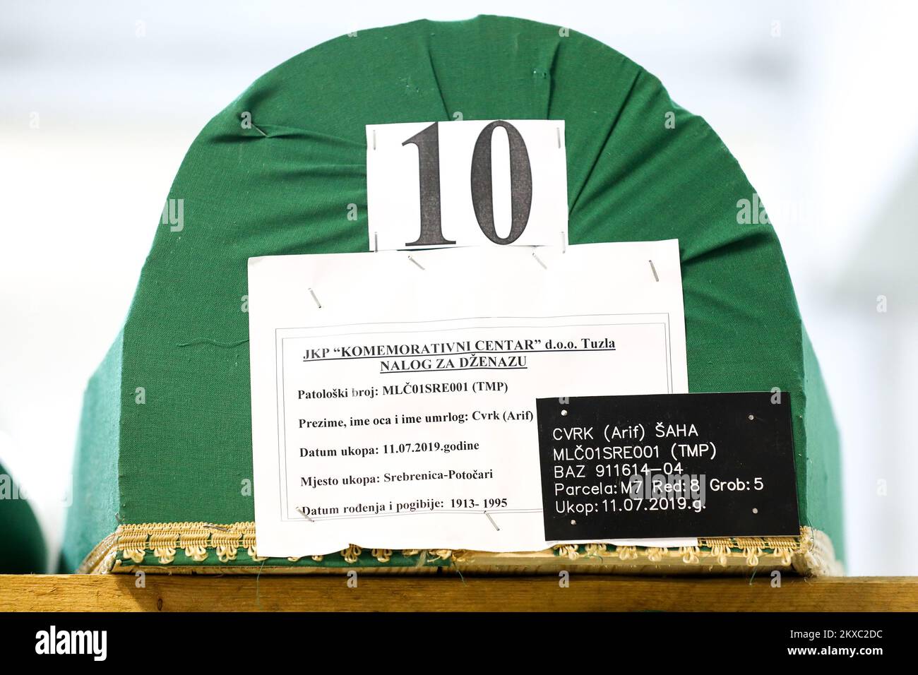 05.07.2019., Visoko, Bosnie-Herzégovine - les cercueils verts contenant les restes de 33 victimes sont empilés à la morgue dans la ville de Visoko, dans le centre de la Bosnie, Prêts à être transportés et enterrés lors de la commémoration du génocide de Srebrenica la semaine prochaine. Certaines des 33 victimes qui devaient être enterrées cette année étaient liées. Parmi eux figurent Saha Cvrk et son fils Resid, Zaim Pilav et son fils Fuad, les frères Fahrudin (25) et Zijo Mujic (28) et les frères Asim (20) et Kasim Isakovic (22). Le plus jeune d'entre eux est Osman Cvrk, né en 1979. Il avait 16 ans au moment de sa mort. Ses restes étaient FO Banque D'Images