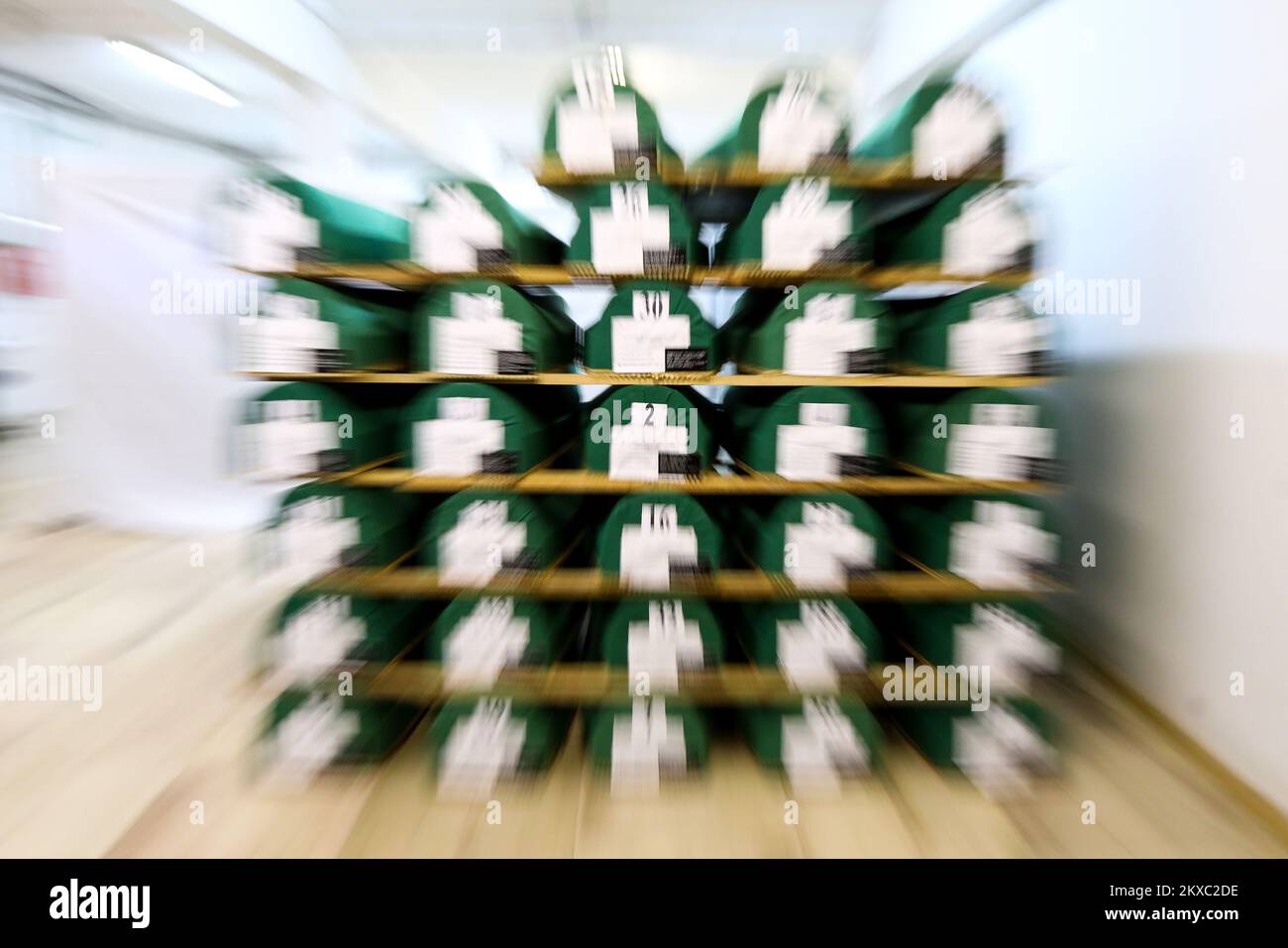 05.07.2019., Visoko, Bosnie-Herzégovine - les cercueils verts contenant les restes de 33 victimes sont empilés à la morgue dans la ville de Visoko, dans le centre de la Bosnie, Prêts à être transportés et enterrés lors de la commémoration du génocide de Srebrenica la semaine prochaine. Certaines des 33 victimes qui devaient être enterrées cette année étaient liées. Parmi eux figurent Saha Cvrk et son fils Resid, Zaim Pilav et son fils Fuad, les frères Fahrudin (25) et Zijo Mujic (28) et les frères Asim (20) et Kasim Isakovic (22). Le plus jeune d'entre eux est Osman Cvrk, né en 1979. Il avait 16 ans au moment de sa mort. Ses restes étaient FO Banque D'Images