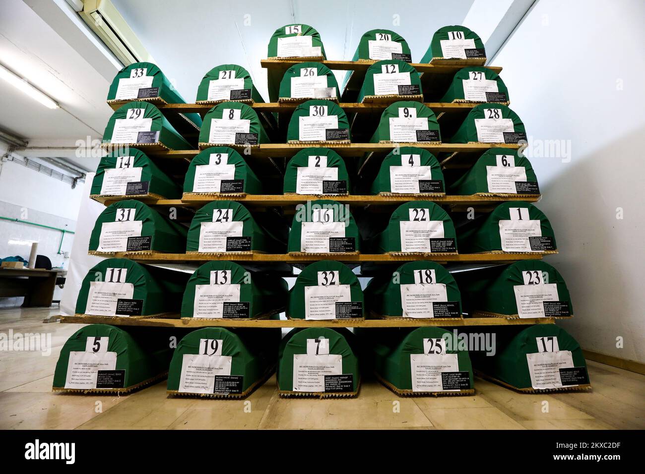 05.07.2019., Visoko, Bosnie-Herzégovine - les cercueils verts contenant les restes de 33 victimes sont empilés à la morgue dans la ville de Visoko, dans le centre de la Bosnie, Prêts à être transportés et enterrés lors de la commémoration du génocide de Srebrenica la semaine prochaine. Certaines des 33 victimes qui devaient être enterrées cette année étaient liées. Parmi eux figurent Saha Cvrk et son fils Resid, Zaim Pilav et son fils Fuad, les frères Fahrudin (25) et Zijo Mujic (28) et les frères Asim (20) et Kasim Isakovic (22). Le plus jeune d'entre eux est Osman Cvrk, né en 1979. Il avait 16 ans au moment de sa mort. Ses restes étaient FO Banque D'Images