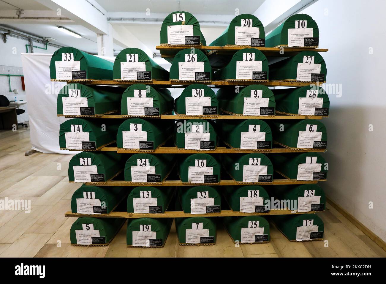 05.07.2019., Visoko, Bosnie-Herzégovine - les cercueils verts contenant les restes de 33 victimes sont empilés à la morgue dans la ville de Visoko, dans le centre de la Bosnie, Prêts à être transportés et enterrés lors de la commémoration du génocide de Srebrenica la semaine prochaine. Certaines des 33 victimes qui devaient être enterrées cette année étaient liées. Parmi eux figurent Saha Cvrk et son fils Resid, Zaim Pilav et son fils Fuad, les frères Fahrudin (25) et Zijo Mujic (28) et les frères Asim (20) et Kasim Isakovic (22). Le plus jeune d'entre eux est Osman Cvrk, né en 1979. Il avait 16 ans au moment de sa mort. Ses restes étaient FO Banque D'Images