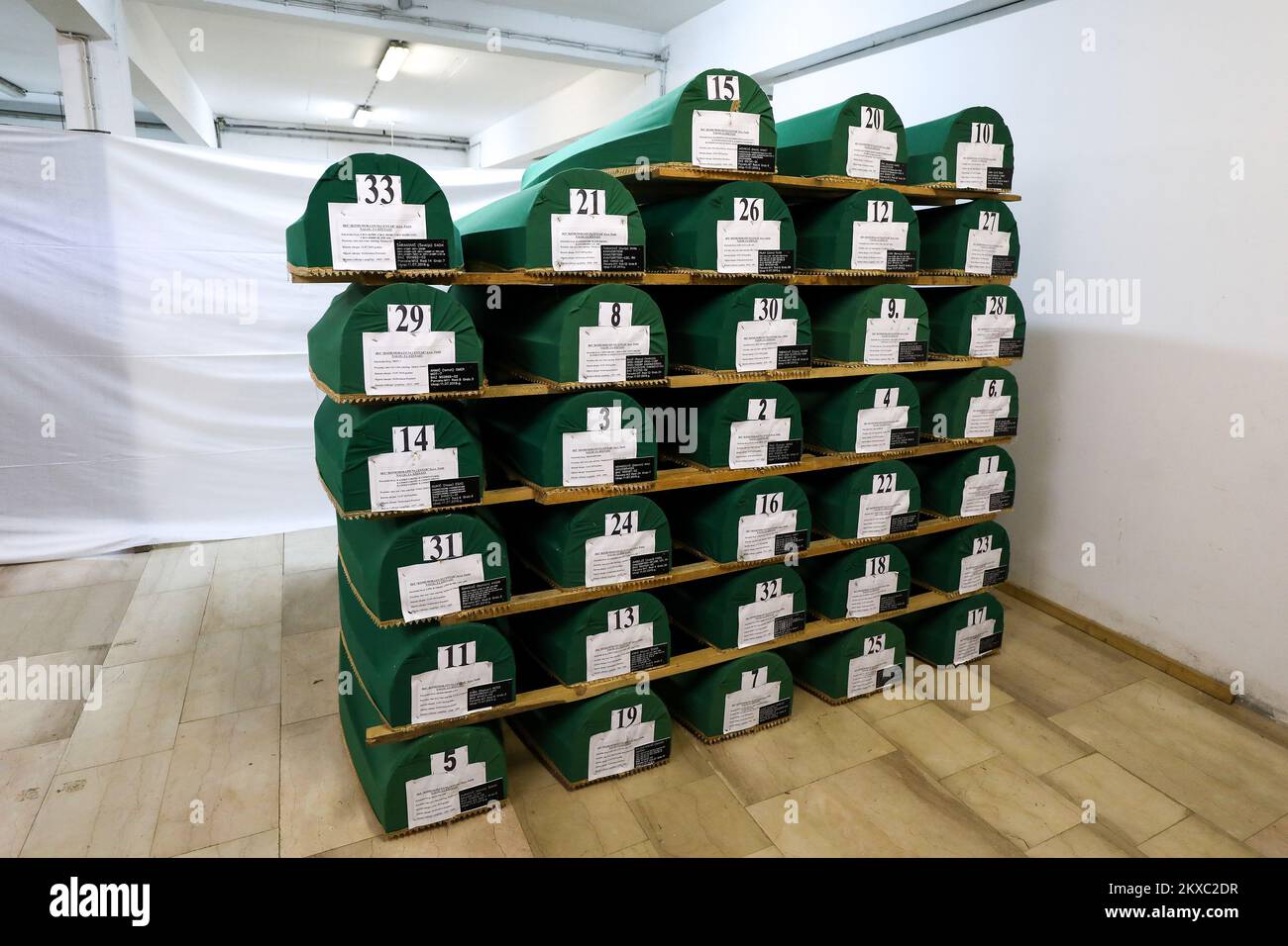 05.07.2019., Visoko, Bosnie-Herzégovine - les cercueils verts contenant les restes de 33 victimes sont empilés à la morgue dans la ville de Visoko, dans le centre de la Bosnie, Prêts à être transportés et enterrés lors de la commémoration du génocide de Srebrenica la semaine prochaine. Certaines des 33 victimes qui devaient être enterrées cette année étaient liées. Parmi eux figurent Saha Cvrk et son fils Resid, Zaim Pilav et son fils Fuad, les frères Fahrudin (25) et Zijo Mujic (28) et les frères Asim (20) et Kasim Isakovic (22). Le plus jeune d'entre eux est Osman Cvrk, né en 1979. Il avait 16 ans au moment de sa mort. Ses restes étaient FO Banque D'Images