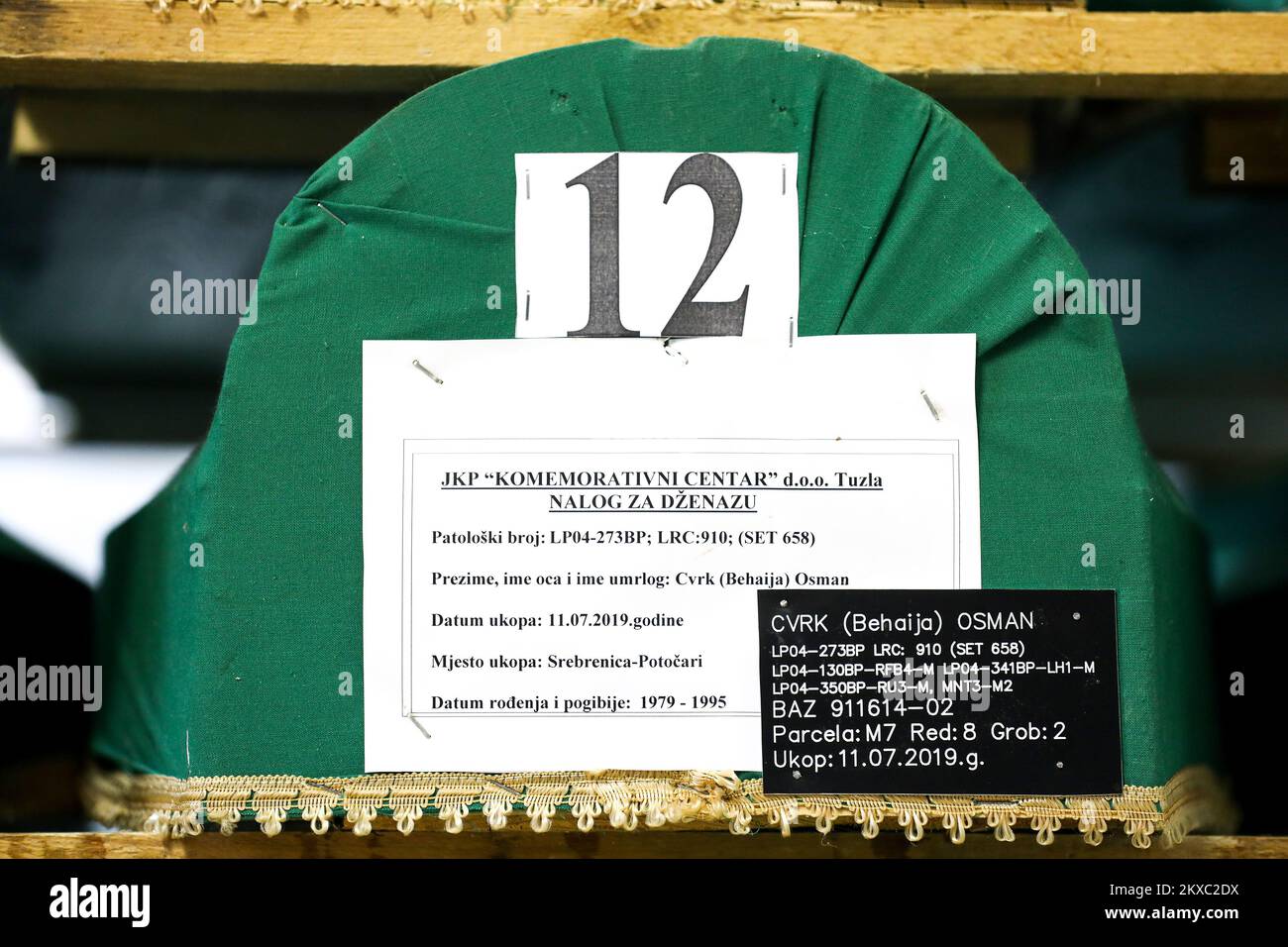 05.07.2019., Visoko, Bosnie-Herzégovine - les cercueils verts contenant les restes de 33 victimes sont empilés à la morgue dans la ville de Visoko, dans le centre de la Bosnie, Prêts à être transportés et enterrés lors de la commémoration du génocide de Srebrenica la semaine prochaine. Certaines des 33 victimes qui devaient être enterrées cette année étaient liées. Parmi eux figurent Saha Cvrk et son fils Resid, Zaim Pilav et son fils Fuad, les frères Fahrudin (25) et Zijo Mujic (28) et les frères Asim (20) et Kasim Isakovic (22). Le plus jeune d'entre eux est Osman Cvrk, né en 1979. Il avait 16 ans au moment de sa mort. Ses restes étaient FO Banque D'Images