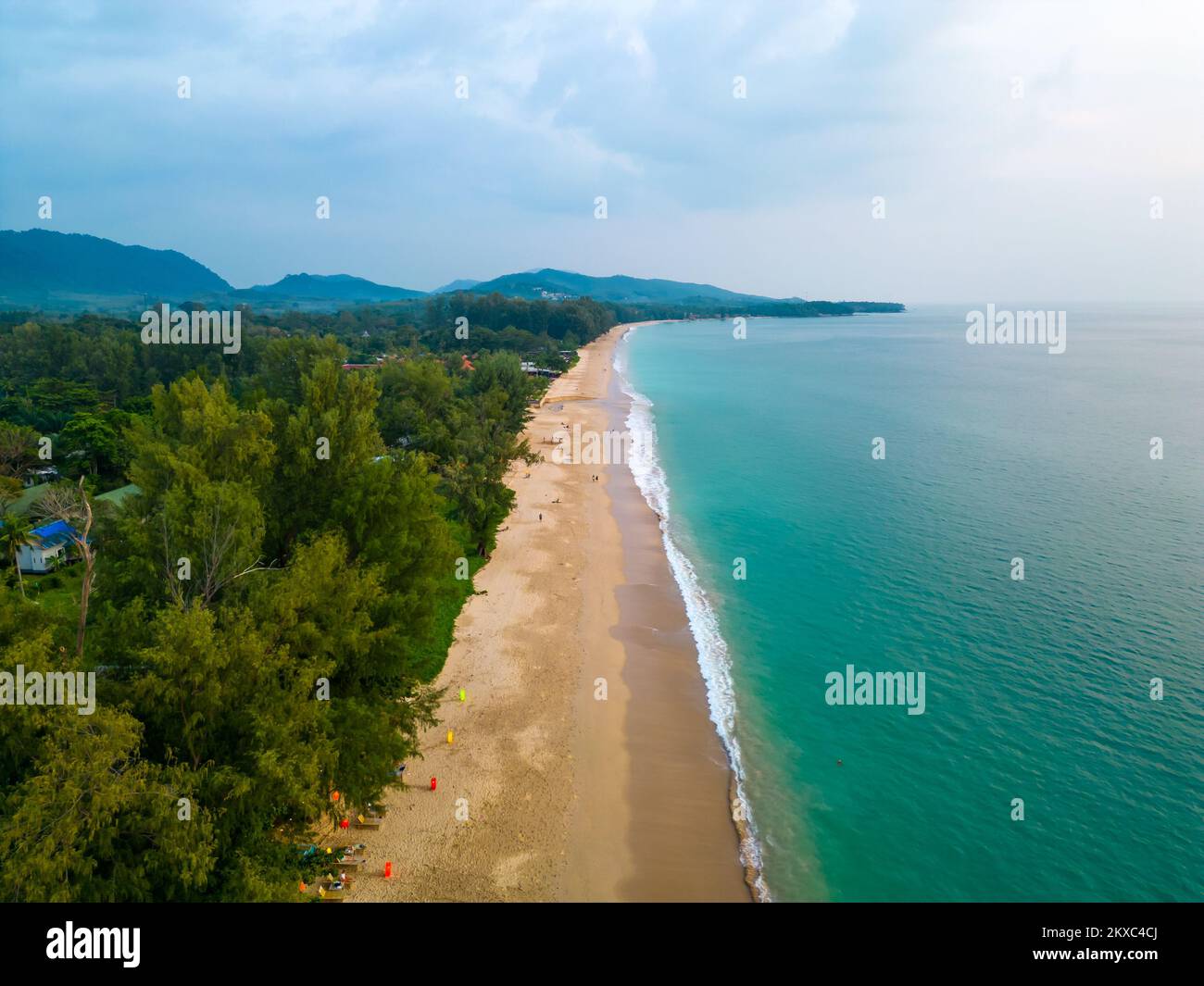 Vue aérienne sur la plage tropicale de l'île de Ko Lanta, Thaïlande. Vue sur la côte de la célèbre destination cible. Eau turquoise pure et sable blanc. Banque D'Images
