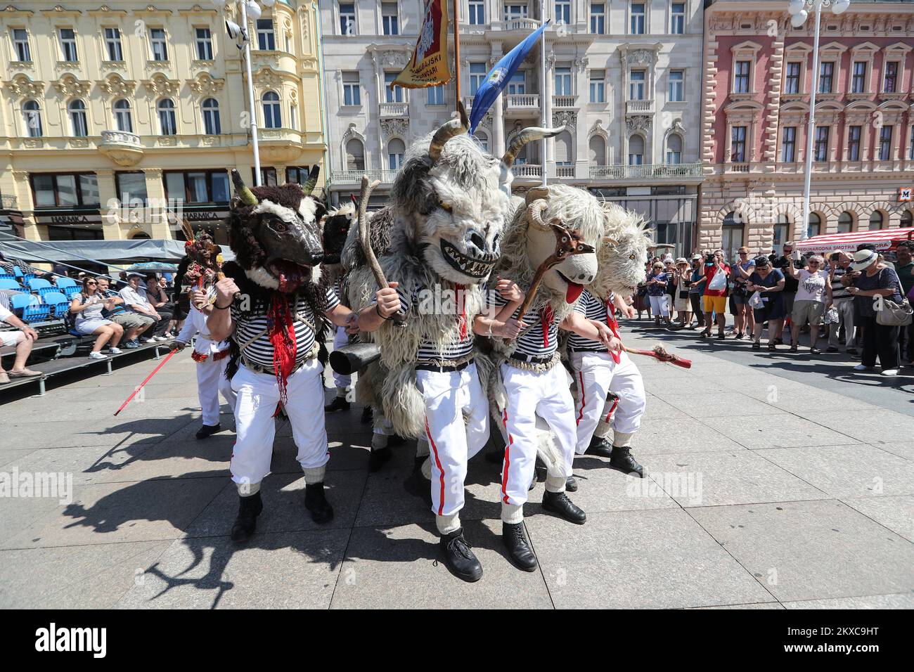 20.07.2019., le Tzic, Zagreb - sur la place de Ban Josip Jelacic dans le cadre du Festival International du folklore de 53rd, l'attention des touristes et des citoyens de Zagreb a attiré la performance des Zvoncari de Halabuje. Zvoncari (sonnette) de Halbuje est la coutume populaire caractéristique maintenue dans la région autour de Rijeka, en Croatie. Il a été ajouté à la liste représentative de l UNESCO du patrimoine culturel immatériel de l humanité en 2009. Dates personnalisées à l'antiquité slave paganÂ, et reste typique pour cette région. La tâche principale de Zvoncari est d'effrayer les mauvais esprits de l'hiver et de St Banque D'Images