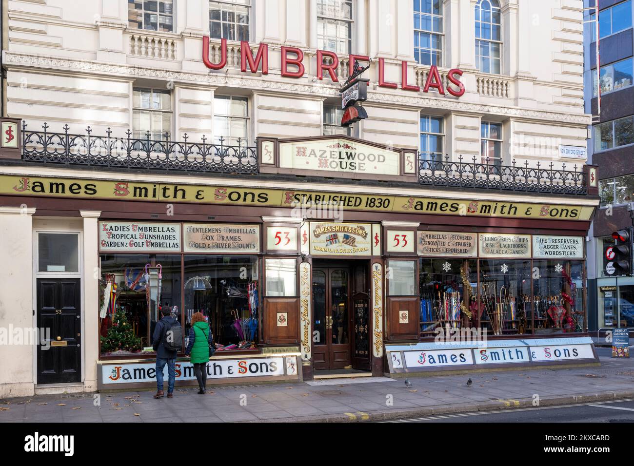 Boutique de parasols James Smith & Sons, Hazelwood House, New Oxford Street, avec une façade victorienne en grande partie intacte. Hazelwood House, 53 New Oxford Str Banque D'Images