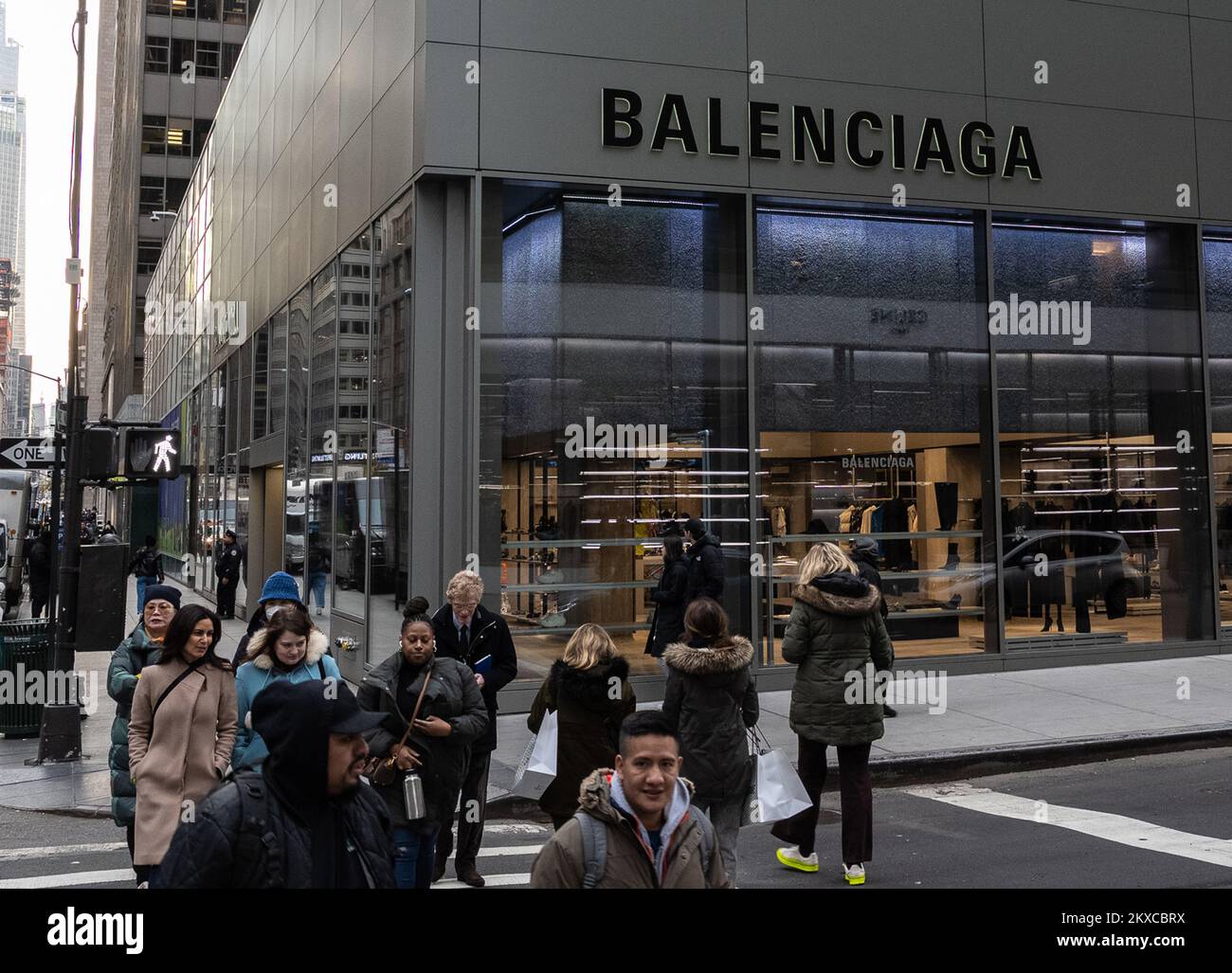 New York, États-Unis. 29th novembre 2022. Des piétons marchent devant le  magasin phare de Balenciaga à New York le mardi, 29 novembre 2022. Le  détaillant de luxe a été mis en feu