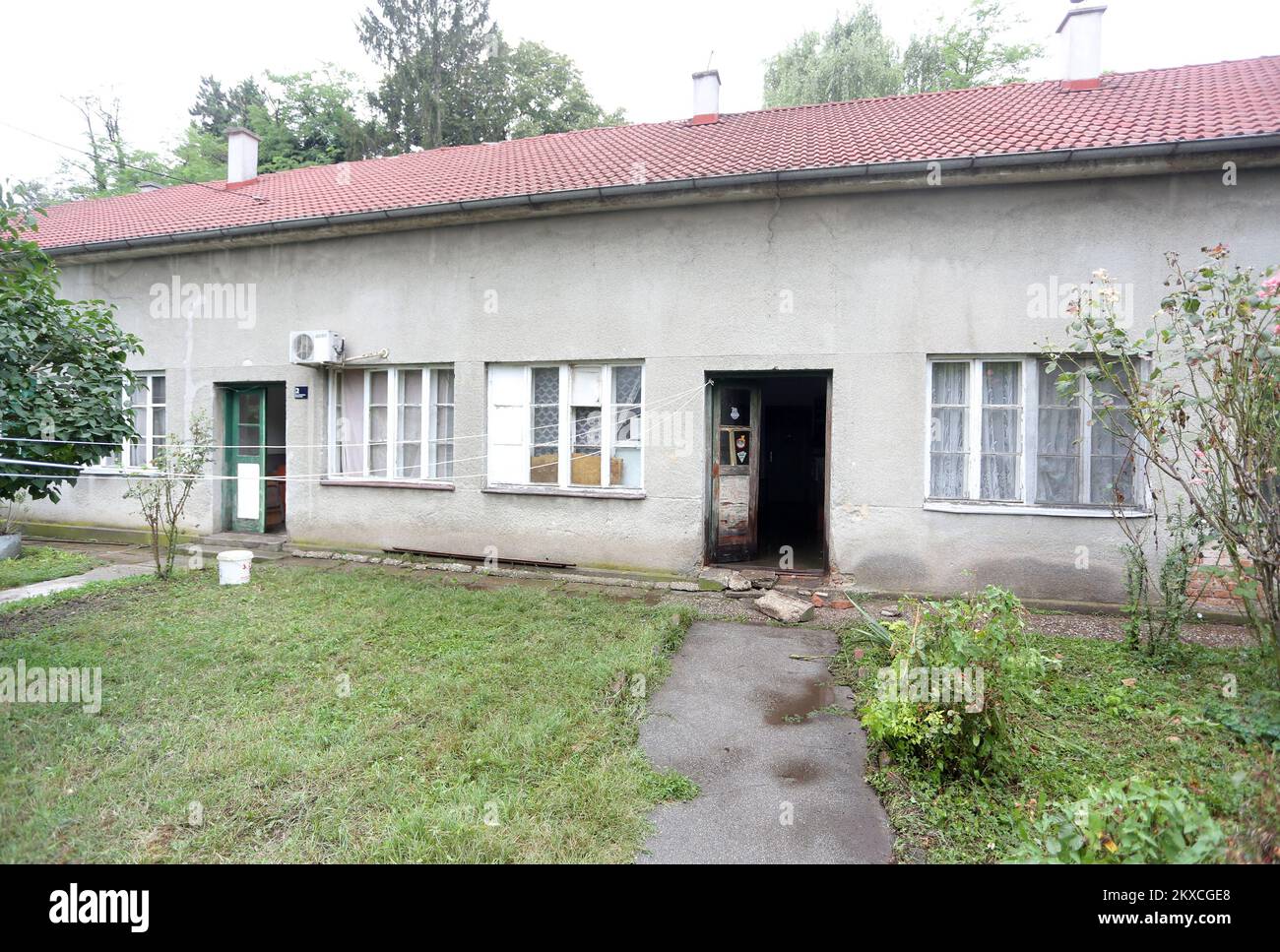 02.08.2019. Zagreb, Croatie - Un homme a tué six personnes, dont un enfant de 10 ans, dans la capitale Zagreb, avant de se tuer.l'homme soupçonné des meurtres a pris sa vie tôt vendredi après une chasse qui a vu de grandes parties de la capitale croate scellées. La police a trouvé les corps à la fin de jeudi dans un quartier calme de Zagreb. En plus de l'enfant, deux hommes et trois femmes ont été tués. Un bébé de 7 mois a été retrouvé indemne. L’ex-femme du suspect et son partenaire étaient parmi les victimes.Maison à Kajzerica, le lieu du meurtre photo: Matija Habljak/PIXSELL Banque D'Images