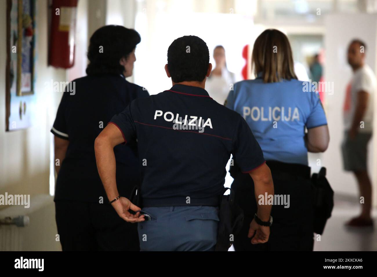 14.08.2019., Split, Croatie - police italienne et croate à la clinique de maladies pédiatriques de la KBC Split. Cinq personnes ont fini à l'hôpital de Split, trois adultes sont stables, mais deux enfants sont dans un état grave. Luttant pour la vie, tous les organes vitaux les ont échoués. On soupçonne un empoisonnement au gaz, mais il n'y a pas de confirmation jusqu'à présent. Photo: Miranda Cikotic/PIXSELL Banque D'Images