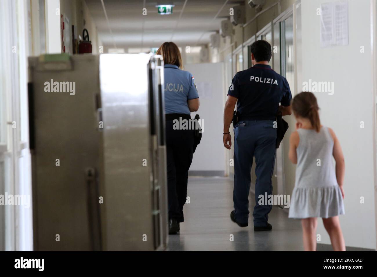 14.08.2019., Split, Croatie - police italienne et croate à la clinique de maladies pédiatriques de la KBC Split. Cinq personnes ont fini à l'hôpital de Split, trois adultes sont stables, mais deux enfants sont dans un état grave. Luttant pour la vie, tous les organes vitaux les ont échoués. On soupçonne un empoisonnement au gaz, mais il n'y a pas de confirmation jusqu'à présent. Photo: Miranda Cikotic/PIXSELL Banque D'Images