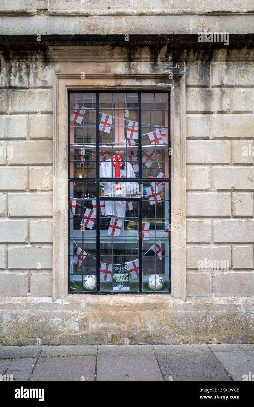 Tenue de la coupe du monde de football de l'Angleterre 2022 et marchandise à vendre dans une vitrine de magasin Banque D'Images