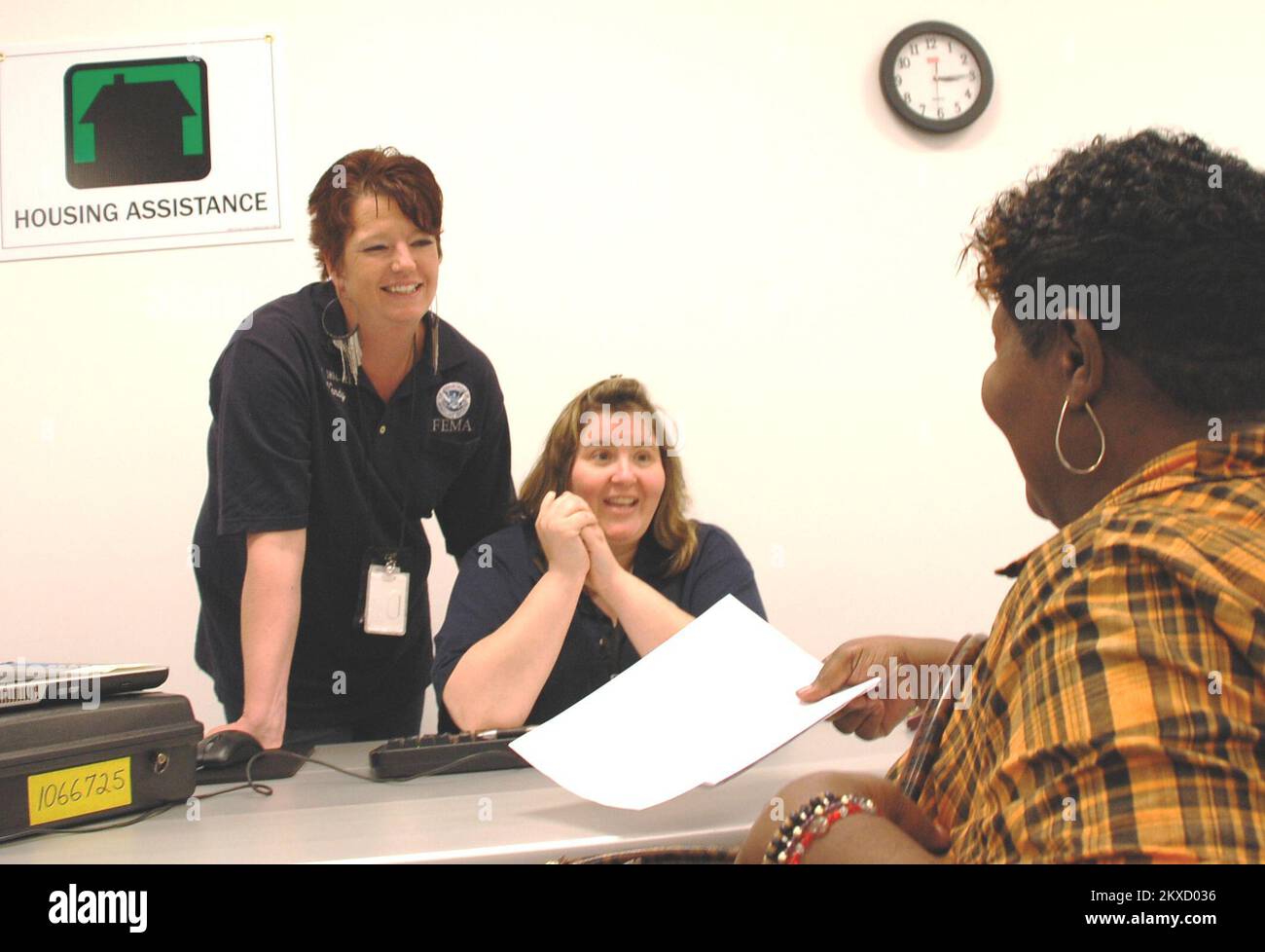 Tornade - Ferguson, Missouri , 14 mai 2011 les spécialistes du Service demandeur Wendy Newsom (debout) et Tammy Lyon-Cooper assistent un survivant de tornade Ferguson pendant la journée d'ouverture du Centre de reprise après sinistre de la place Cottonwood à Ferguson, Mo. Des représentants des services aux demandeurs de la FEMA, de l'atténuation des risques et de l'administration des petites entreprises sont sur place pour aider ceux dont les maisons ou les entreprises ont été touchés par les récentes tempêtes et tornades. Jace Anderson/FEMA. Missouri : tempêtes, tornades et inondations graves. Photographies relatives aux programmes de gestion des catastrophes et des situations d'urgence, Activiti Banque D'Images