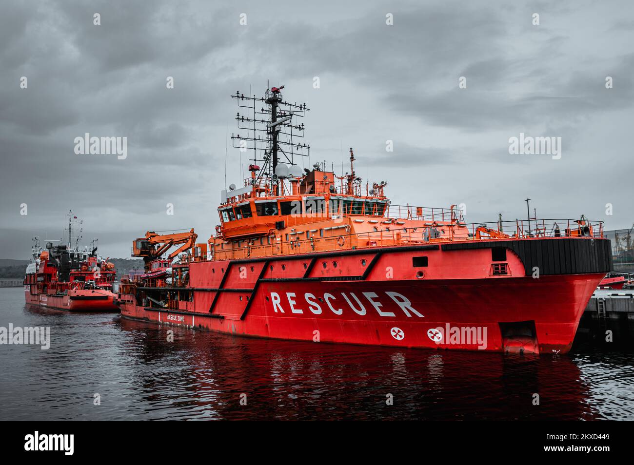 Image sombre d'un navire de sauvetage rouge contre un ciel nuageux. Mourmansk, Russie. Banque D'Images