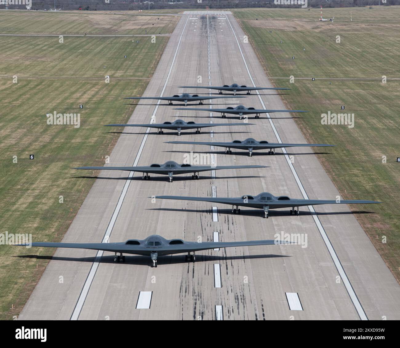 Knob Noster, États-Unis. 07 novembre 2022. ÉTATS-UNIS Les bombardiers stratégiques furtifs Spirit de la Force aérienne B-2, avec l'escadre de la bombe 509th, effectuent une promenade à dos d'éléphant sur la piste avant le décollage pendant l'exercice Spirit vigilance à la base aérienne de Whiteman, 7 novembre 2022, à Knob Noster, Missouri. Crédit : A1c Bryson Britt/US Air Force/Alay Live News Banque D'Images