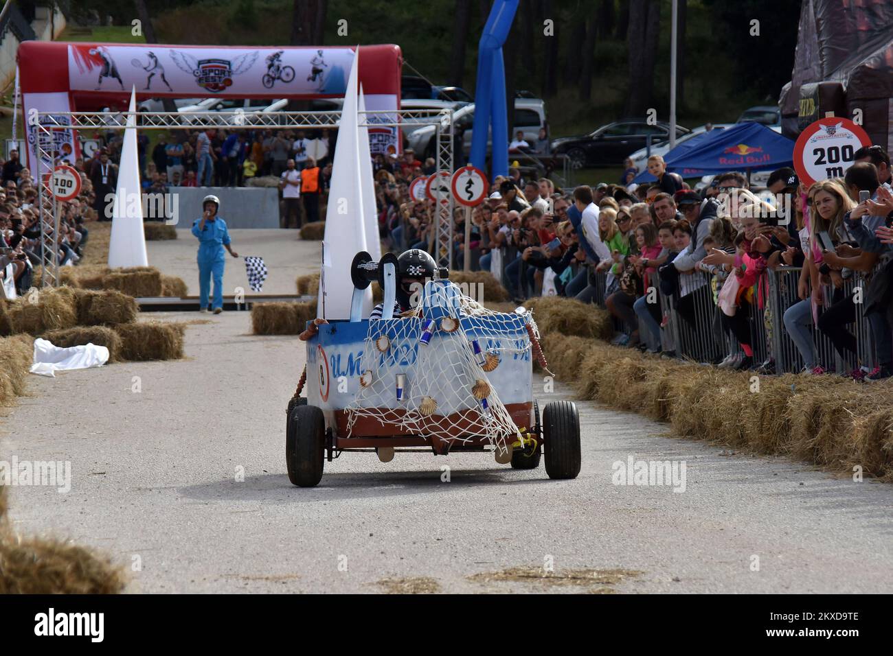 A concurrents conduit leurs véhicules faits maison sans moteur lors de la course de Soapbox de Red Bull à Porec, Croatie sur 06 octobre 2019. Photo: Dusko Marusic/PIXSELL Banque D'Images