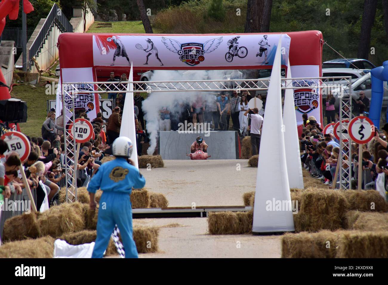 A concurrents conduit leurs véhicules faits maison sans moteur lors de la course de Soapbox de Red Bull à Porec, Croatie sur 06 octobre 2019. Photo: Dusko Marusic/PIXSELL Banque D'Images