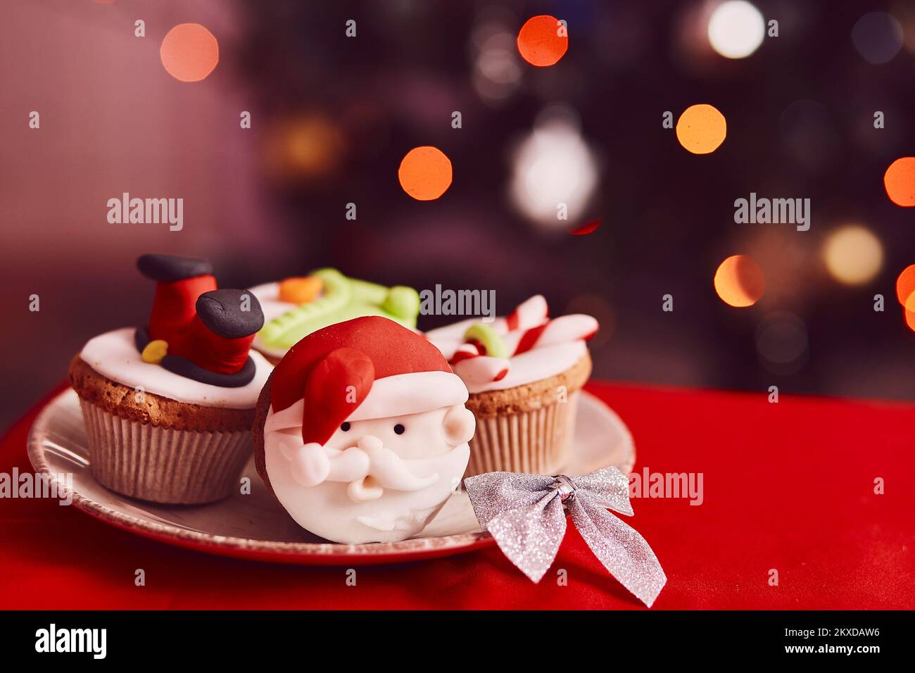 Petits gâteaux de Noël. Cupcakes esthétiques - Père Noël créatif devant l'arbre de Noël. Bonne humeur des vacances. Mise au point sélective Banque D'Images