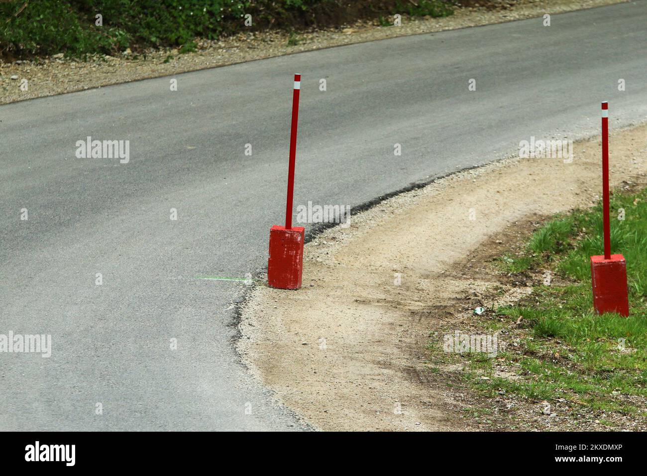 La photo de la partie de la route utilisée pour l'événement de rallye. Une tige anti-coupure avec un bloc de béton se trouve à l'intérieur de la courbe. Banque D'Images