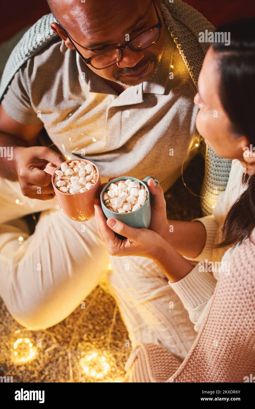 Couple interracial heureux célébrant le nouvel an à la maison Banque D'Images