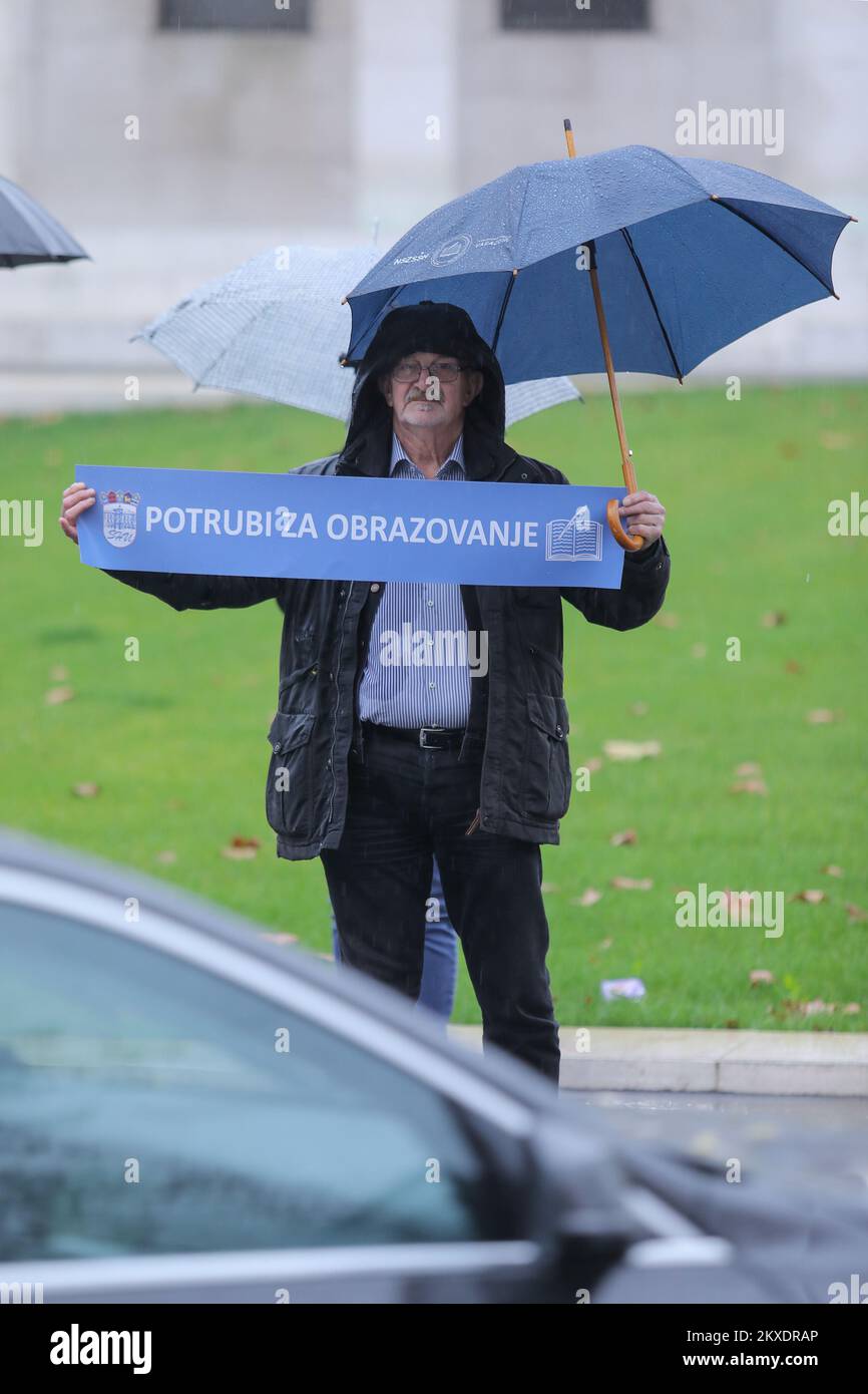 Enseignant tient un signe 'honk pour l'éducation â€œ lors d'un syndicat d'enseignants proteste iz Zagreb, Croatie sur 20 novembre 2019. Photo: Tomislav Miletic/PIXSELL Banque D'Images