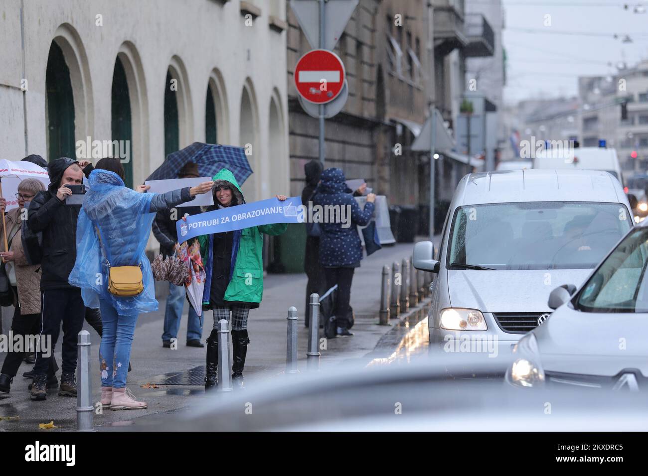 Enseignant tient un signe 'honk pour l'éducation â€œ lors d'un syndicat d'enseignants proteste iz Zagreb, Croatie sur 20 novembre 2019. Photo: Tomislav Miletic/PIXSELL Banque D'Images