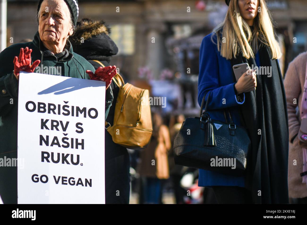 14.12.2019., Zagreb, Croatie - couvert par les activistes des droits des faux animaux de sang, se produit lors d'une manifestation contre les animaux de torture dans l'industrie de la viande, à Trg Bana Josipa Jelacica à Zagreb, en Croatie, sur 14 décembre 2019. Photo: Photo: Zoe Sarlija/PIXSELL Banque D'Images