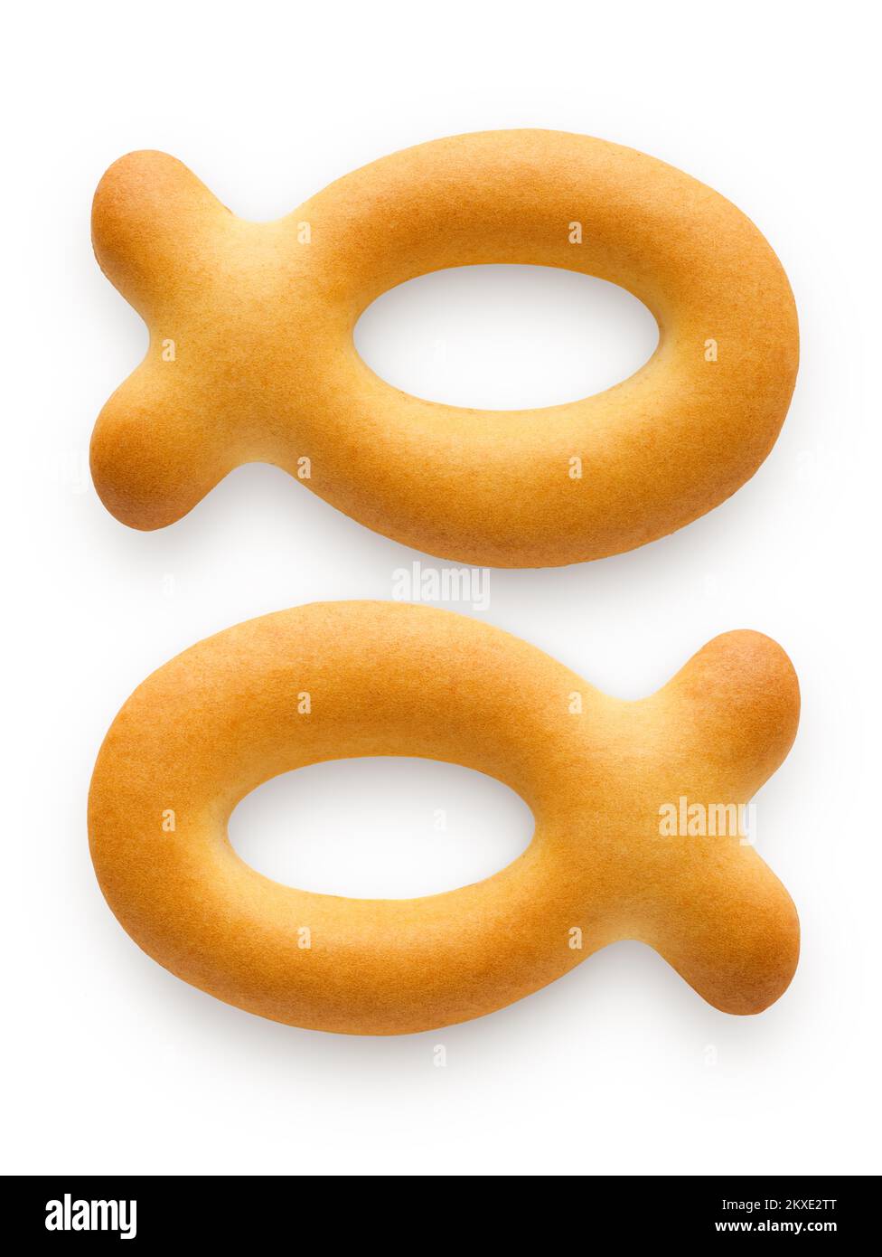 Deux biscuits en forme de poisson, mis comme le signe du zodiaque de poissons, isolés sur fond blanc Banque D'Images