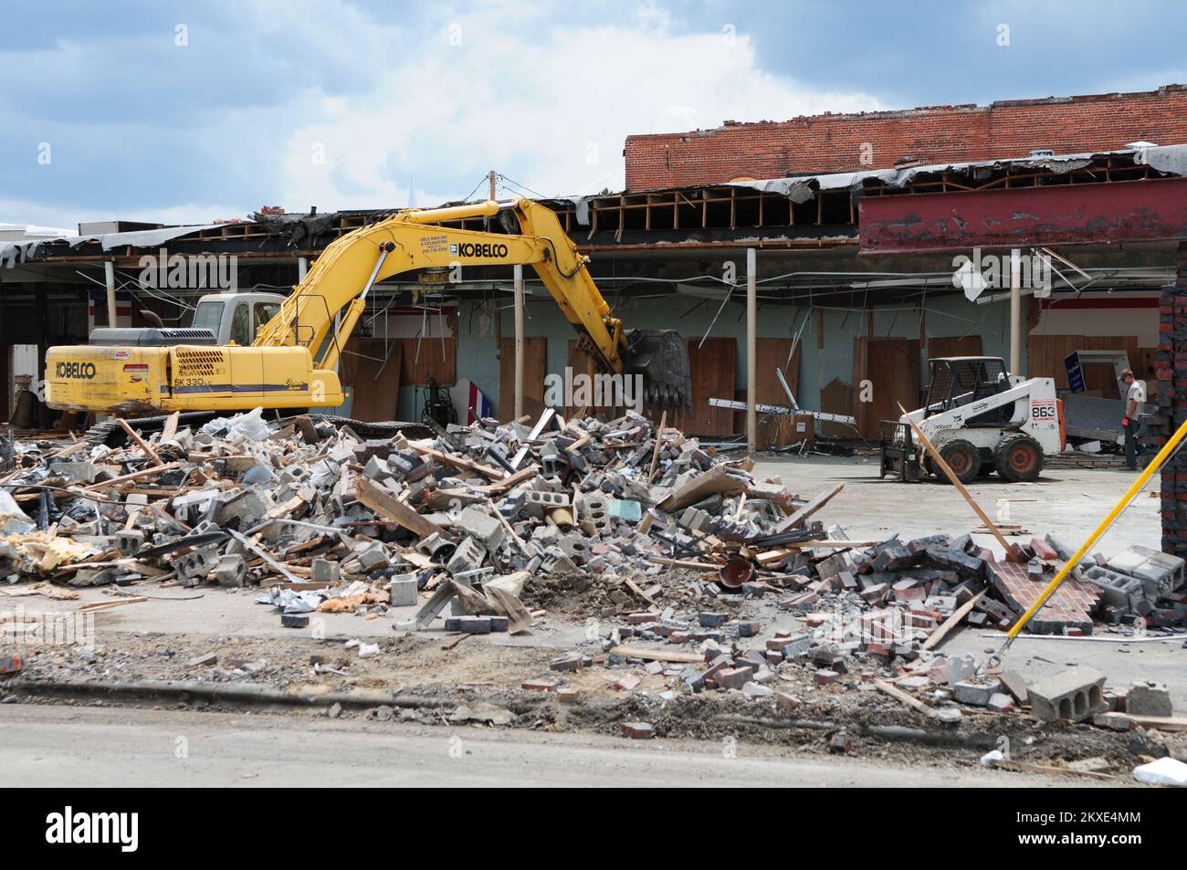 Tornado - Cullman, Ala , 21 juin 2011 la démolition et le nettoyage des débris est vu ici dans le centre-ville historique de Cullman quand la ville commence à se reconstruire. Beaucoup de vieux bâtiments en briques se sont effondrés pendant la tornade 27 avril. Photo de la FEMA/Tim Burkitt. Alabama : fortes tempêtes, tornades, vents en ligne droite et inondations. Photographies relatives aux programmes, aux activités et aux fonctionnaires de gestion des catastrophes et des situations d'urgence Banque D'Images