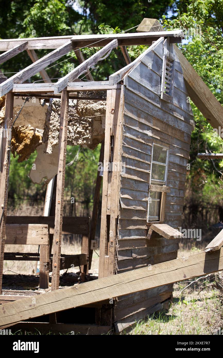 Inondations - Vicksburg, Mils , 23 juin 2011 Une maison ravagée par les eaux d'inondation a été éviscérée pour empêcher la dispersion de moisissures. La FEMA évalue les maisons et les biens pendant des semaines après le recul de l'eau pour obtenir de l'aide à ceux qui en ont le plus besoin. Photo: Chris Ragazzo/FEMA. Inondations au Mississippi. Photographies relatives aux programmes, aux activités et aux fonctionnaires de gestion des catastrophes et des situations d'urgence Banque D'Images