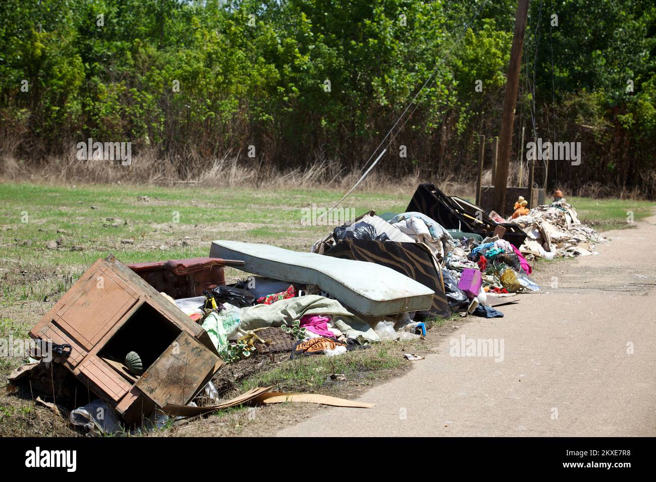 Inondation - divers , 23 juin 2011 Un site commun le long de la route des communautés touchées par les inondations sont le contenu endommagé d'une maison. La FEMA évalue les maisons et les biens pendant des semaines après le recul de l'eau pour obtenir de l'aide à ceux qui en ont le plus besoin. Photo: Chris Ragazzo/FEMA. Inondations au Mississippi. Photographies relatives aux programmes, aux activités et aux fonctionnaires de gestion des catastrophes et des situations d'urgence Banque D'Images