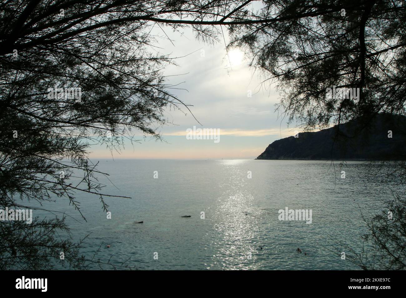 La côte calme près de Sestri Levante en Italie pendant la belle saison estivale en fin d'après-midi. Banque D'Images