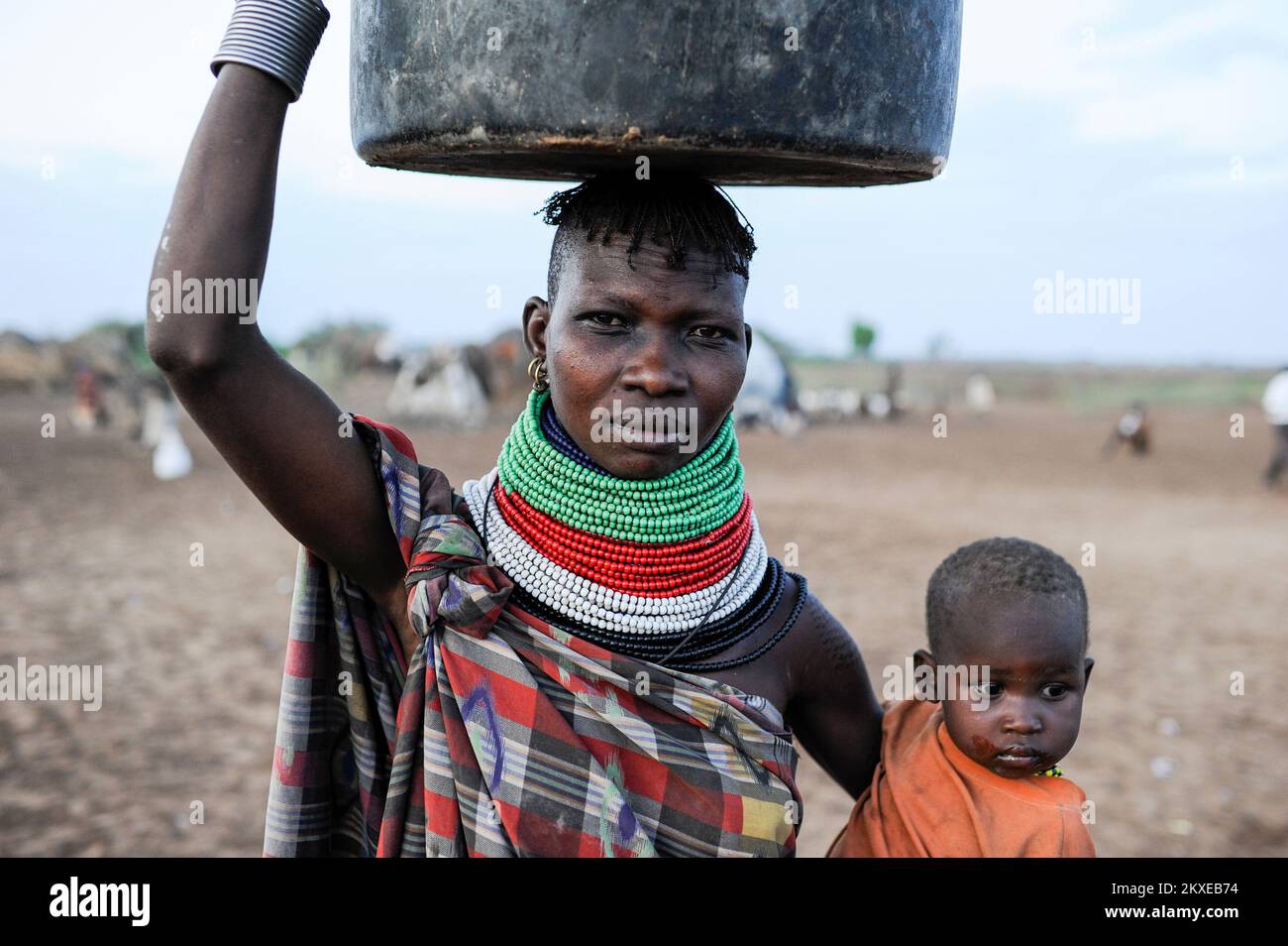 KENYA région Turkana, Kakuma , Turkana une tribu nilotique , la catastrophe de la faim sont permanentes en raison de la sécheresse et du changement climatique, Don Bosco distribue de la nourriture / KENIA région Turkana , Kakuma, hier leben die Turkana ein nilotisches Volk, durch Klimawandel Duerre und Missernten Hungerkkomt es mt regelmaessig noeten, Hungerer Verteilung von Nahrungsmittel durch die Salesianer Don Bosco Banque D'Images