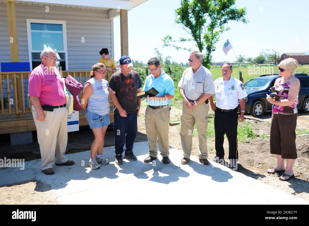 Tornado - Phil Campbell, Ala , Les volontaires mennonites de 30 juin 2011 présentent Rickey Hughes et sa famille avec une maison nouvellement construite après les tornades d'avril 2011. La famille Hughes a perdu sa maison dans les tornades et les violentes tempêtes qui ont frappé l'Alabama. Photographie de Wendell Davis/FEMA. Alabama : fortes tempêtes, tornades, vents en ligne droite et inondations. Photographies relatives aux programmes, aux activités et aux fonctionnaires de gestion des catastrophes et des situations d'urgence Banque D'Images