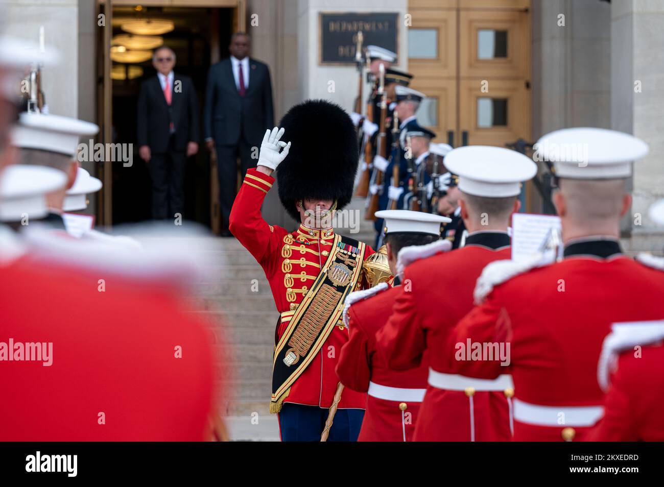 Arlington, États-Unis d'Amérique. 29th novembre 2022. Arlington, États-Unis d'Amérique. 29 novembre 2022. ÉTATS-UNIS Le secrétaire à la Défense, Lloyd J. Austin III, se tient aux côtés du ministre colombien de la Défense, Ivan Velasquez, à gauche, pour jouer des hymnes nationaux lors de la cérémonie d'arrivée au Pentagone, 29 novembre 2022, à Arlington, en Virginie. Crédit : MC2 Alexander Kubitza/DOD/Alay Live News Banque D'Images