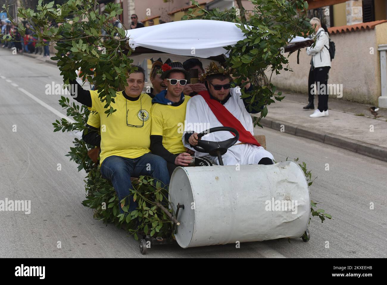 02.02.2020., Croatie, Pula - ce dimanche à Veli Vrh a eu lieu quatrième dans une rangée Balinjerada (course de soapbox) course passionnante de véhicules auto-fabriqués qui fonctionnent sur des roulements à billes (connu localement sous le nom de «balinjere» - d'où le nom) au lieu de roues. La Balinjerada est en partie une course dans laquelle les « pilotes » de ces véhicules faits maison insolites doivent montrer leurs compétences de conduite, et en partie un défilé de carnaval, dans lequel les groupes de carnaval font des commentaires ironiques sur les événements actuels dans la société avec leurs constructions imaginatives, dans lesquelles ils ont investi des mois d'efforts. Photo: Dusko Marusic /PIXSELL Banque D'Images