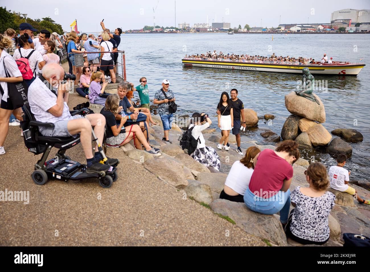 Touristes par la petite Sirène; Copenhague, Danemark Banque D'Images
